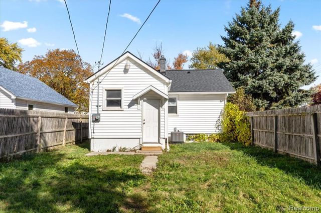 1533 College Avenue, Lincoln Park, MI 48146