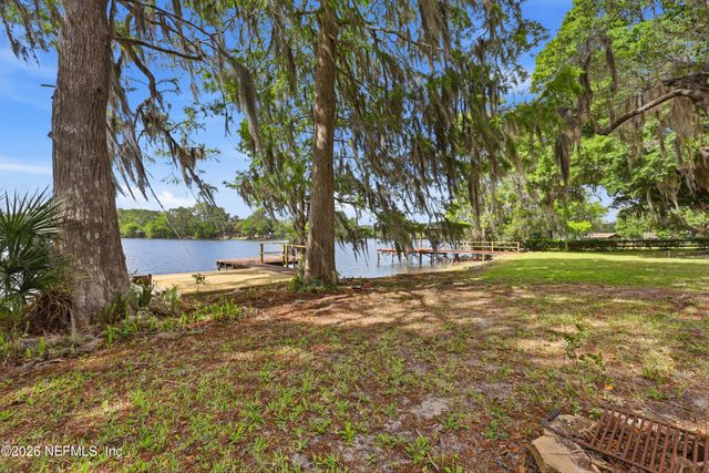 125 TWIN LAKE GROVE Drive, Interlachen, FL 32148