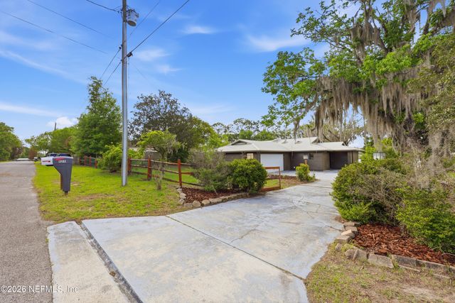 125 TWIN LAKE GROVE Drive, Interlachen, FL 32148