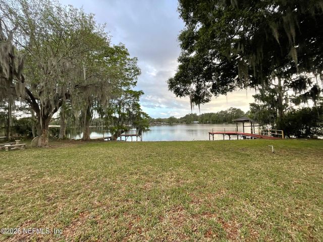 125 TWIN LAKE GROVE Drive, Interlachen, FL 32148
