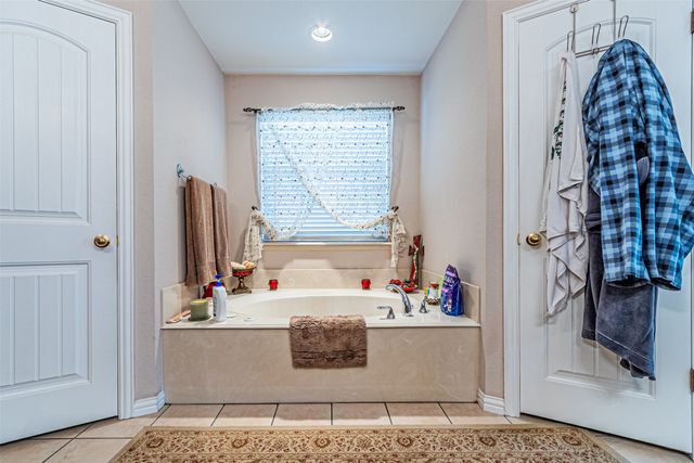 617 Parker Lane, Granbury, TX 76048