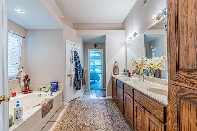 617 Parker Lane, Granbury, TX 76048