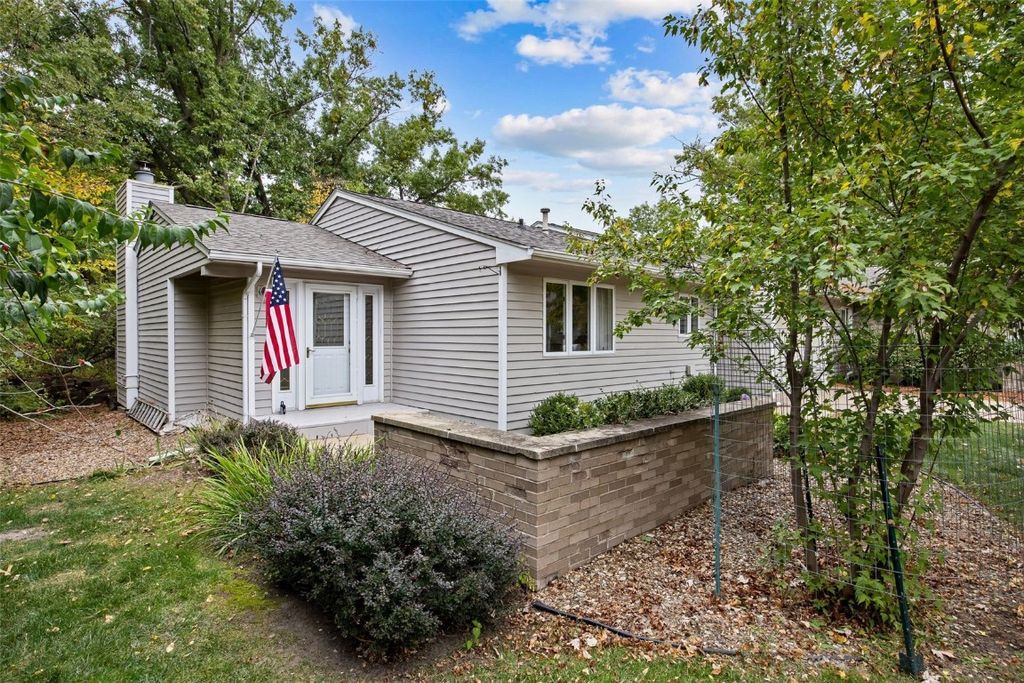 701 East Post Court SE, Cedar Rapids, IA 52403