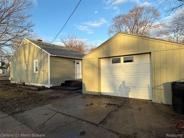 2098 E Scottwood Avenue, Burton, MI 48529