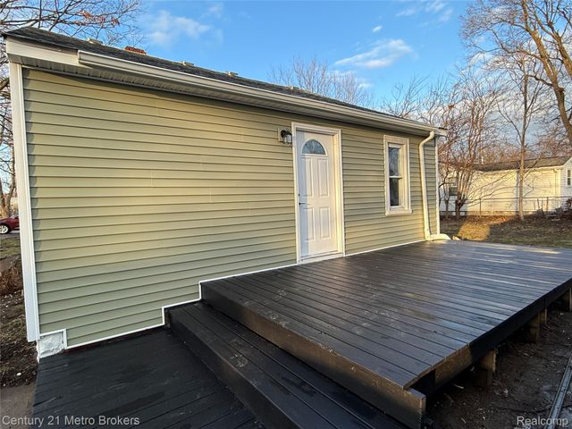 2098 E Scottwood Avenue, Burton, MI 48529