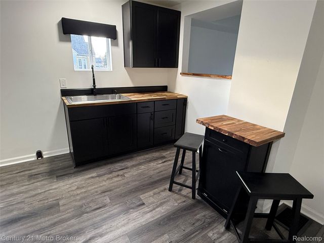 2098 E Scottwood Avenue, Burton, MI 48529