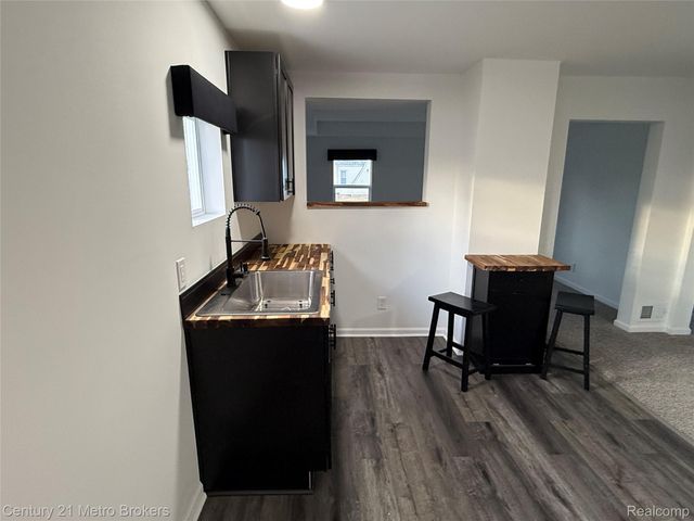 2098 E Scottwood Avenue, Burton, MI 48529