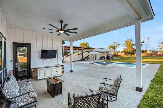 5611 Arrowhead Point Drive, Baytown, TX 77523