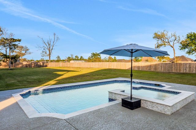 5611 Arrowhead Point Drive, Baytown, TX 77523