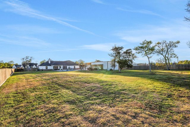 5611 Arrowhead Point Drive, Baytown, TX 77523