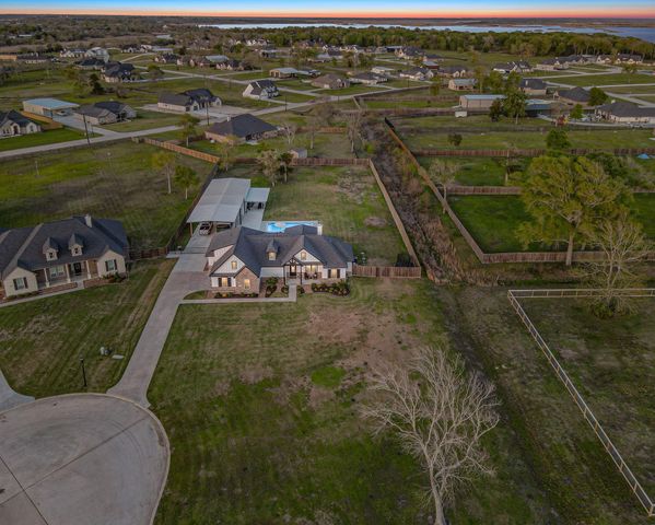 5611 Arrowhead Point Drive, Baytown, TX 77523