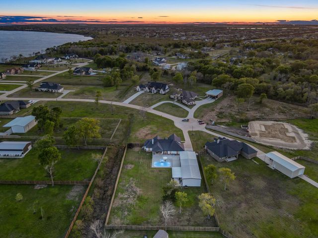 5611 Arrowhead Point Drive, Baytown, TX 77523