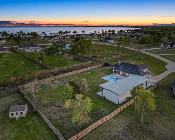 5611 Arrowhead Point Drive, Baytown, TX 77523