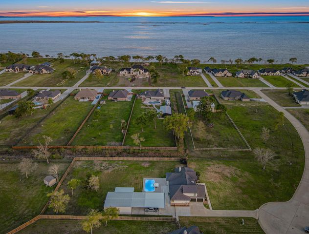 5611 Arrowhead Point Drive, Baytown, TX 77523