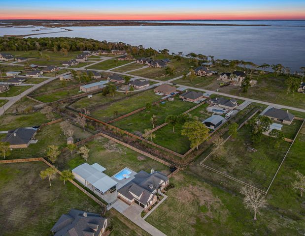 5611 Arrowhead Point Drive, Baytown, TX 77523