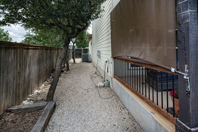 1004 Creswell Ln, Kerrville, TX 78028