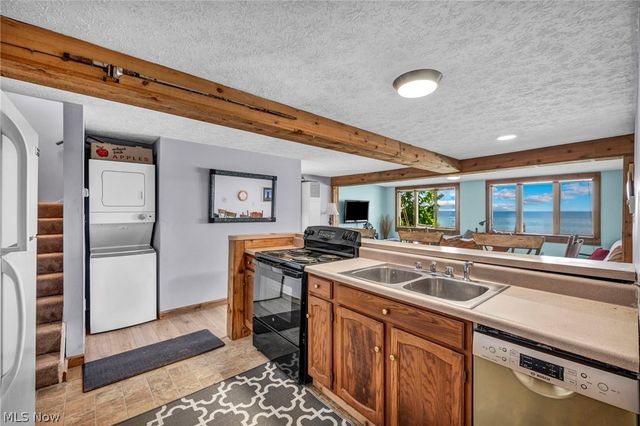 15 Lake Hurst Drive, Ashtabula, OH 44004