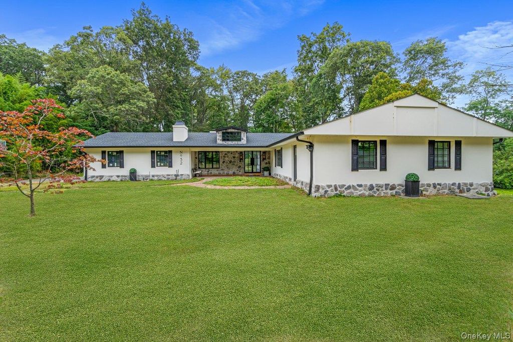 32 Rustic Gate Lane, Dix Hills, NY 11746