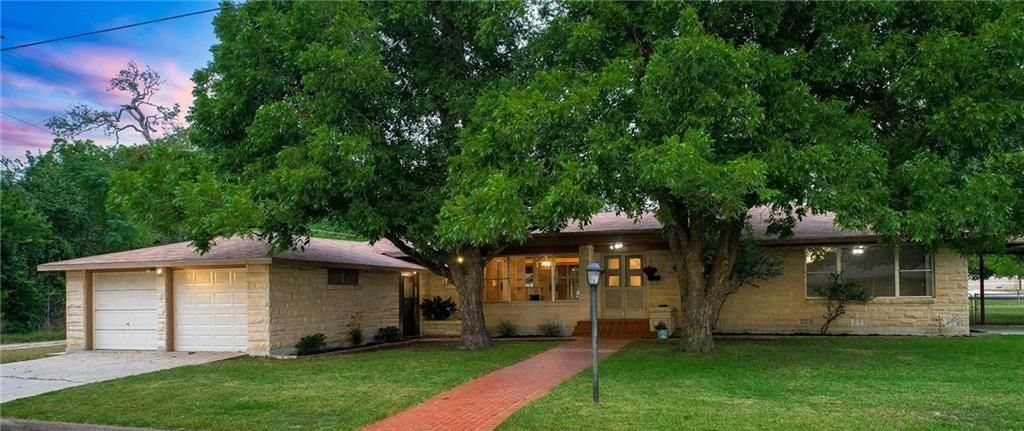 215 S Mulberry ST, Luling, TX 78648