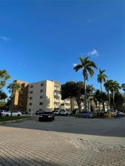 6950 Miami Gardens Dr 2-312A, Hialeah, FL 33015