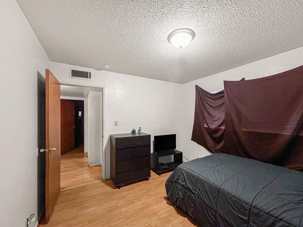 Image 12 of property listing at 3144 E Santa Ana Avenue, Fresno, CA 93726