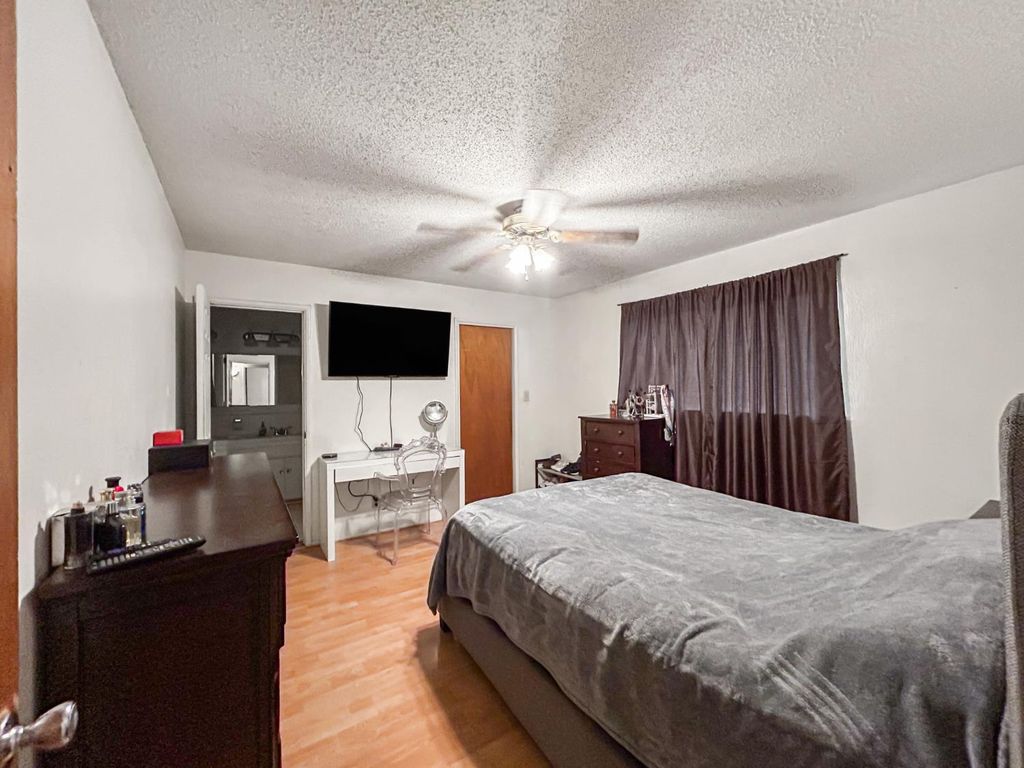 Image 15 of property listing at 3144 E Santa Ana Avenue, Fresno, CA 93726