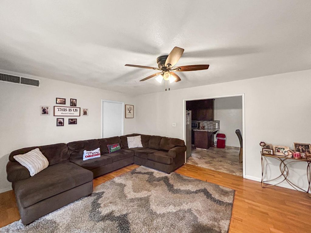 Image 4 of property listing at 3144 E Santa Ana Avenue, Fresno, CA 93726