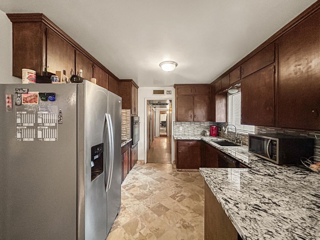 Image 8 of property listing at 3144 E Santa Ana Avenue, Fresno, CA 93726