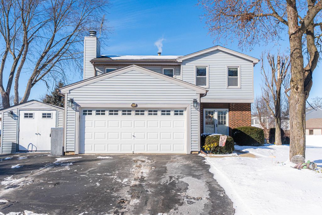 230 Ashley Court, Roselle, IL 60172