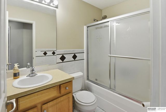 7912 Potter Plaza, Omaha, NE 68122