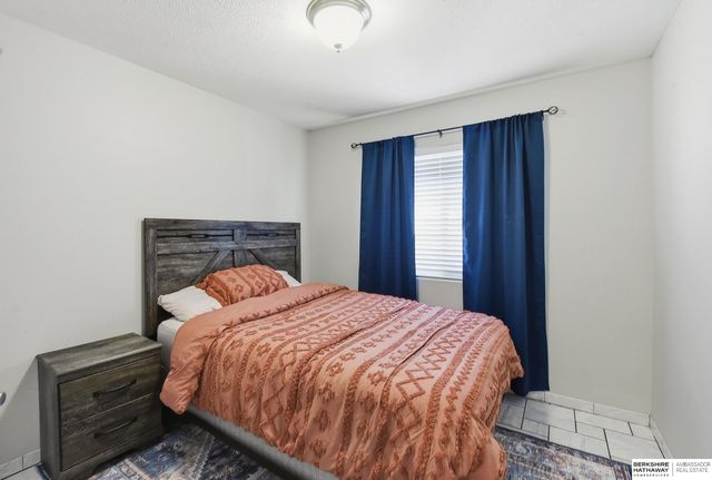 7912 Potter Plaza, Omaha, NE 68122