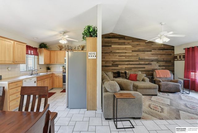 7912 Potter Plaza, Omaha, NE 68122