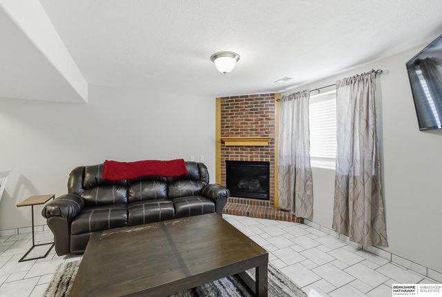7912 Potter Plaza, Omaha, NE 68122