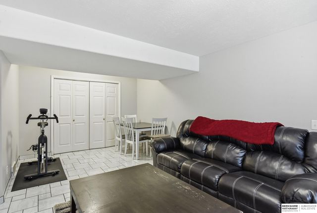 7912 Potter Plaza, Omaha, NE 68122