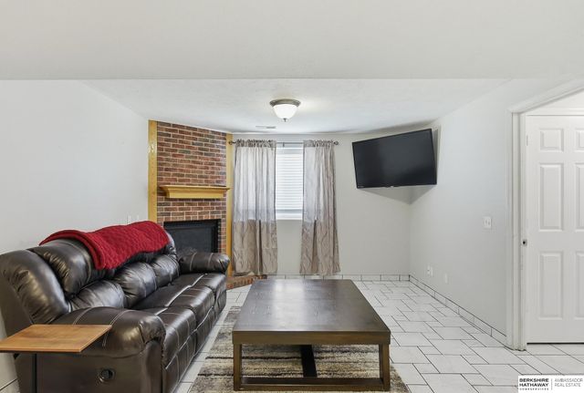 7912 Potter Plaza, Omaha, NE 68122
