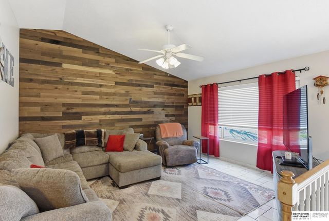 7912 Potter Plaza, Omaha, NE 68122