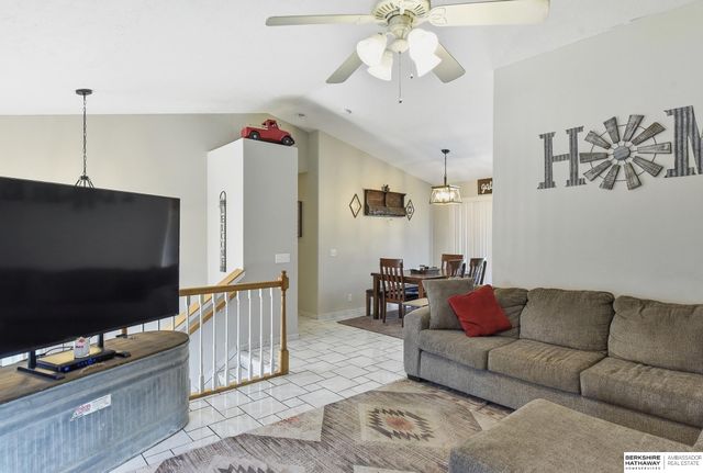7912 Potter Plaza, Omaha, NE 68122