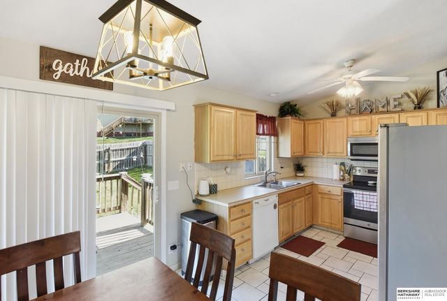 7912 Potter Plaza, Omaha, NE 68122