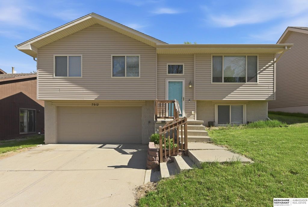 7912 Potter Plaza, Omaha, NE 68122