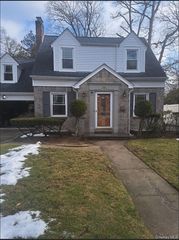 12 Maryland Avenue, Freeport, NY 11520
