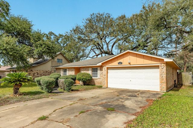 1030 Maple Street, Clute, TX 77531