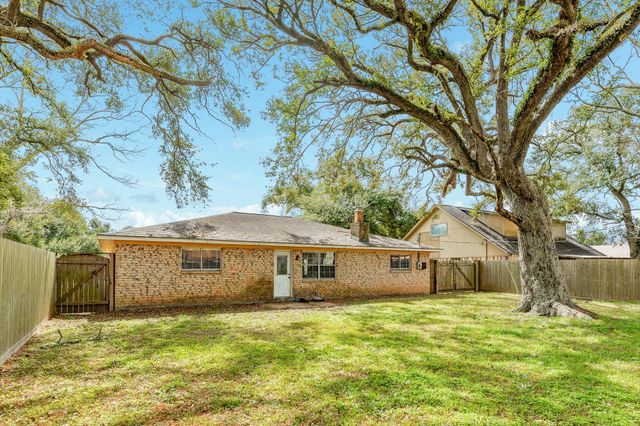 1030 Maple Street, Clute, TX 77531