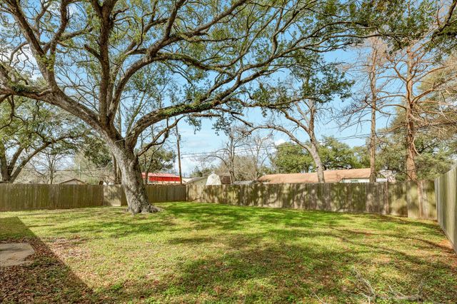 1030 Maple Street, Clute, TX 77531
