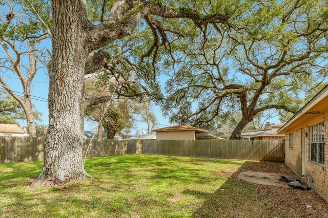 1030 Maple Street, Clute, TX 77531