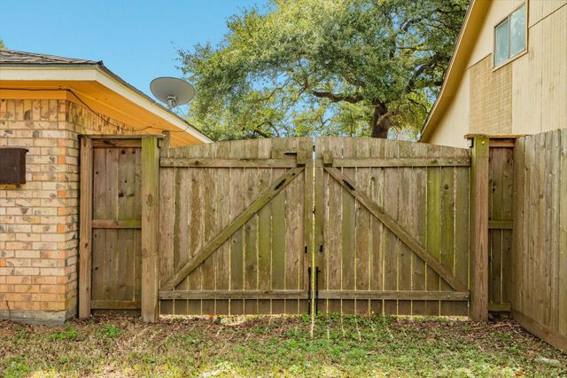1030 Maple Street, Clute, TX 77531