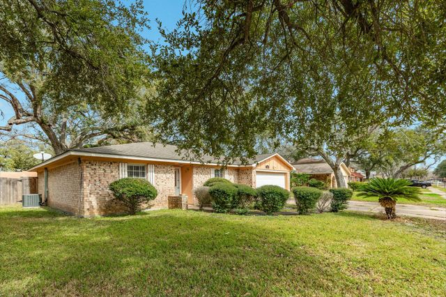 1030 Maple Street, Clute, TX 77531