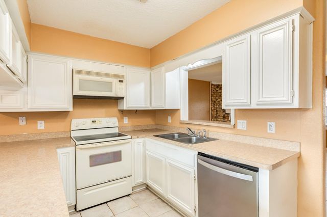 1030 Maple Street, Clute, TX 77531