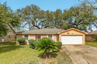 1030 Maple Street, Clute, TX 77531