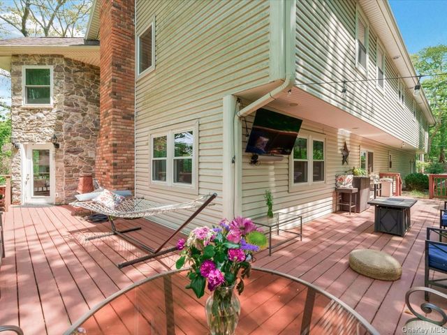 2 Seaview Ledge, Shoreham, NY 11786