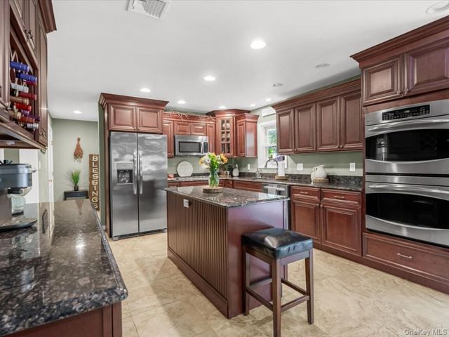 2 Seaview Ledge, Shoreham, NY 11786